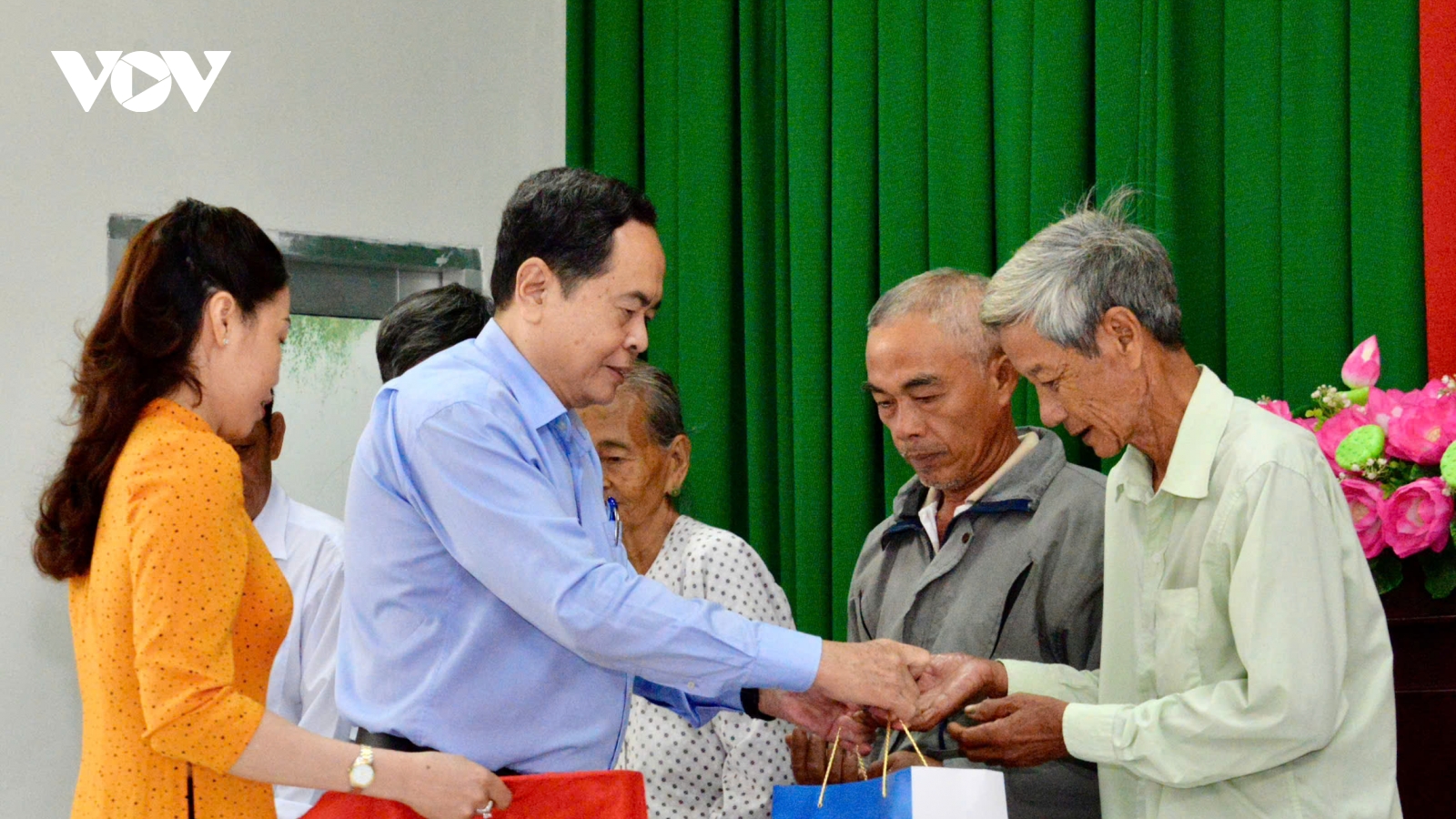 Chủ tịch Quốc hội thăm, tặng quà người dân có hoàn cảnh khó khăn ở Hậu Giang