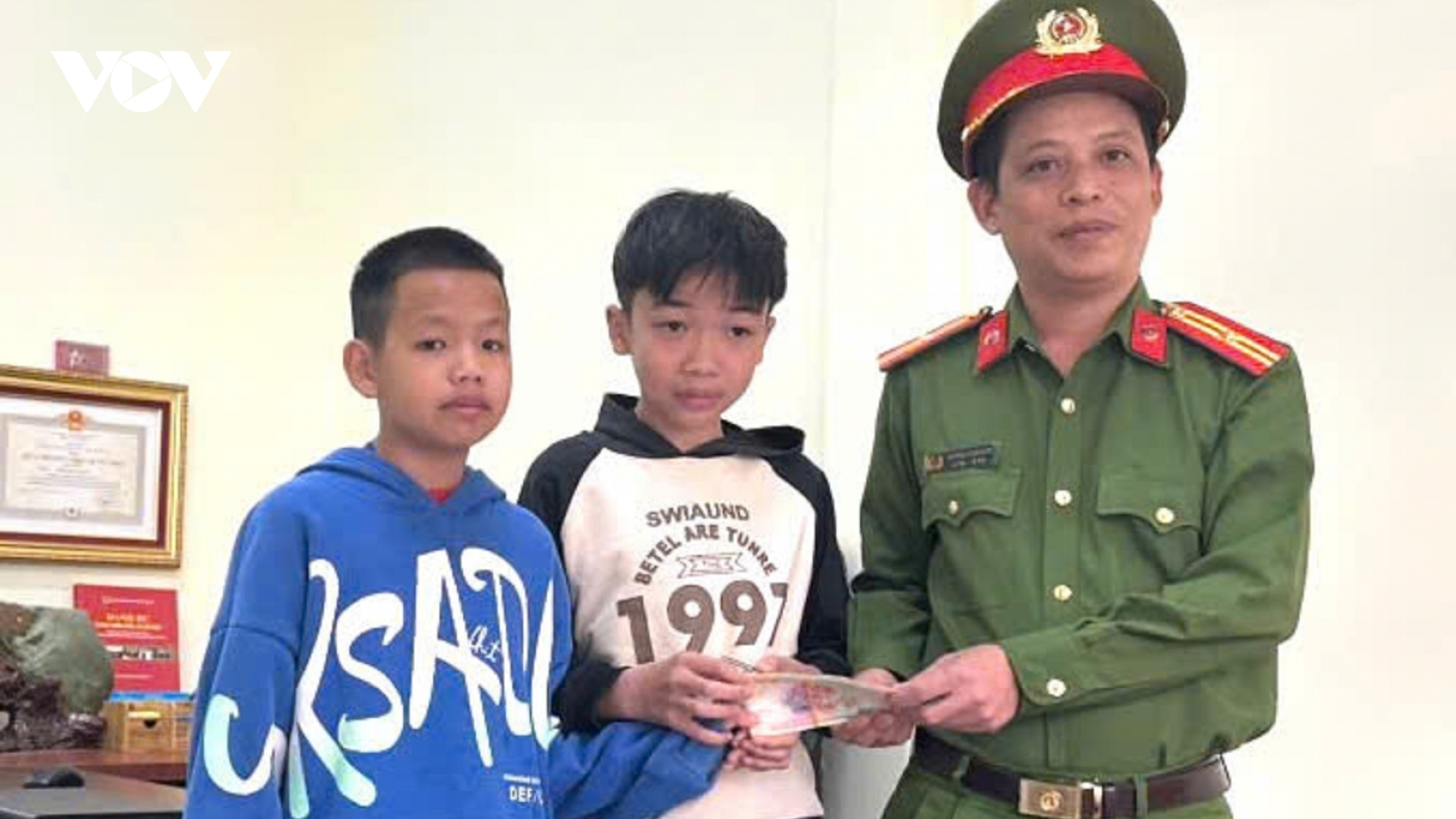 Hai học sinh nhờ công an tìm, trả lại người đánh rơi hơn 10 triệu đồng