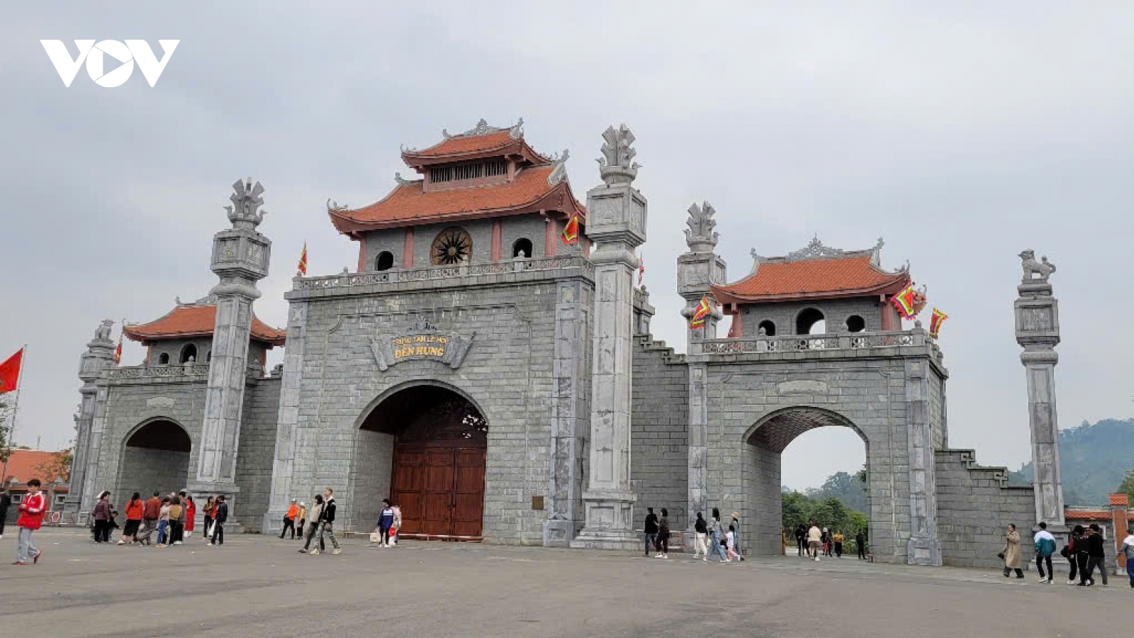 Đông đảo du khách thập phương dâng hương, lễ đầu năm tại khu di tích Đền Hùng