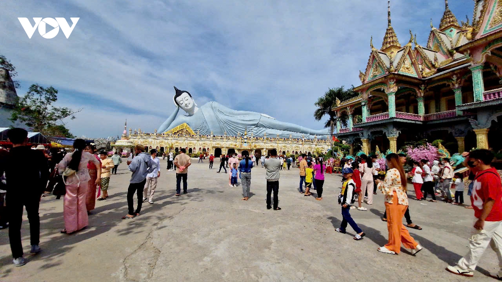 Người dân, du khách nô nức đi lễ chùa xin lộc đầu năm ở Sóc Trăng