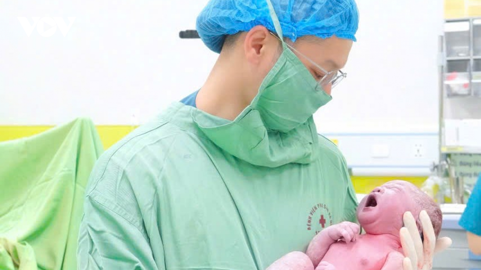 Tiếng khóc “oe oe” chào đời năm mới là niềm vui của bác sĩ sản khoa