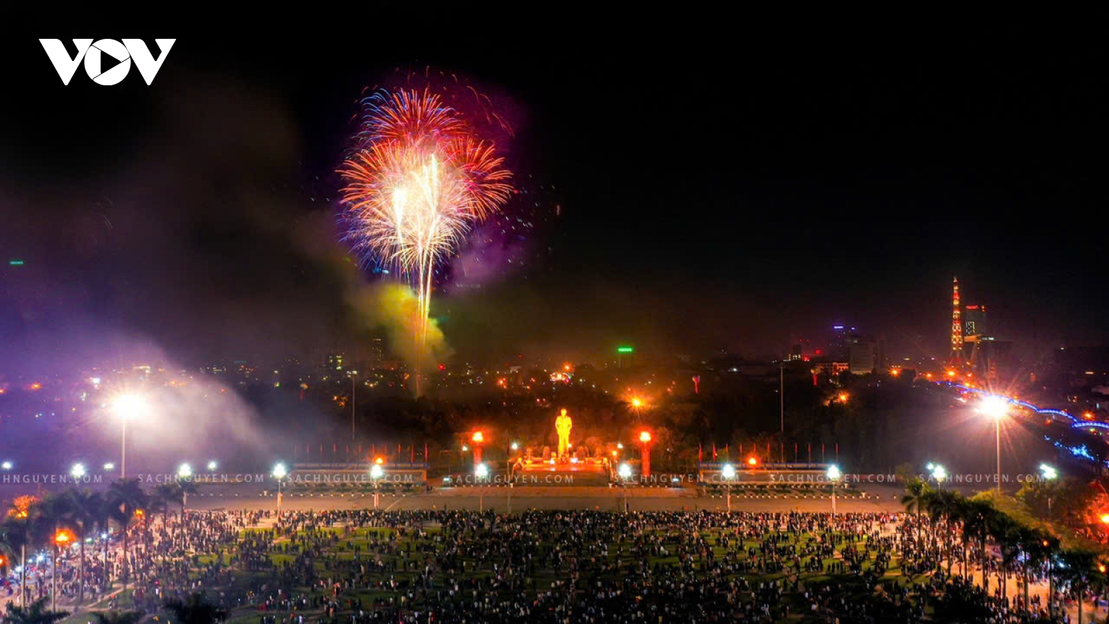 Nghệ An bắn pháo hoa tại Quảng trường Hồ Chí Minh đón Xuân Ất Tỵ