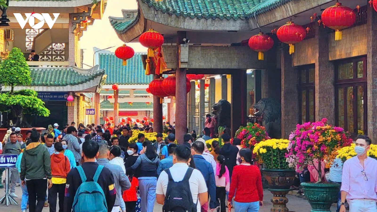 An Giang: Hàng ngàn người đổ về Miếu Bà Chúa Xứ Núi Sam tham quan