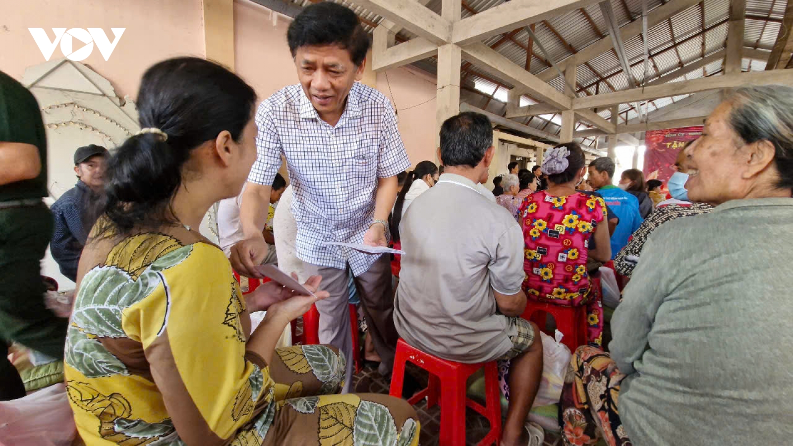 Các địa phương tổ chức thăm, tặng quà Tết gia đình chính sách, người khó khăn