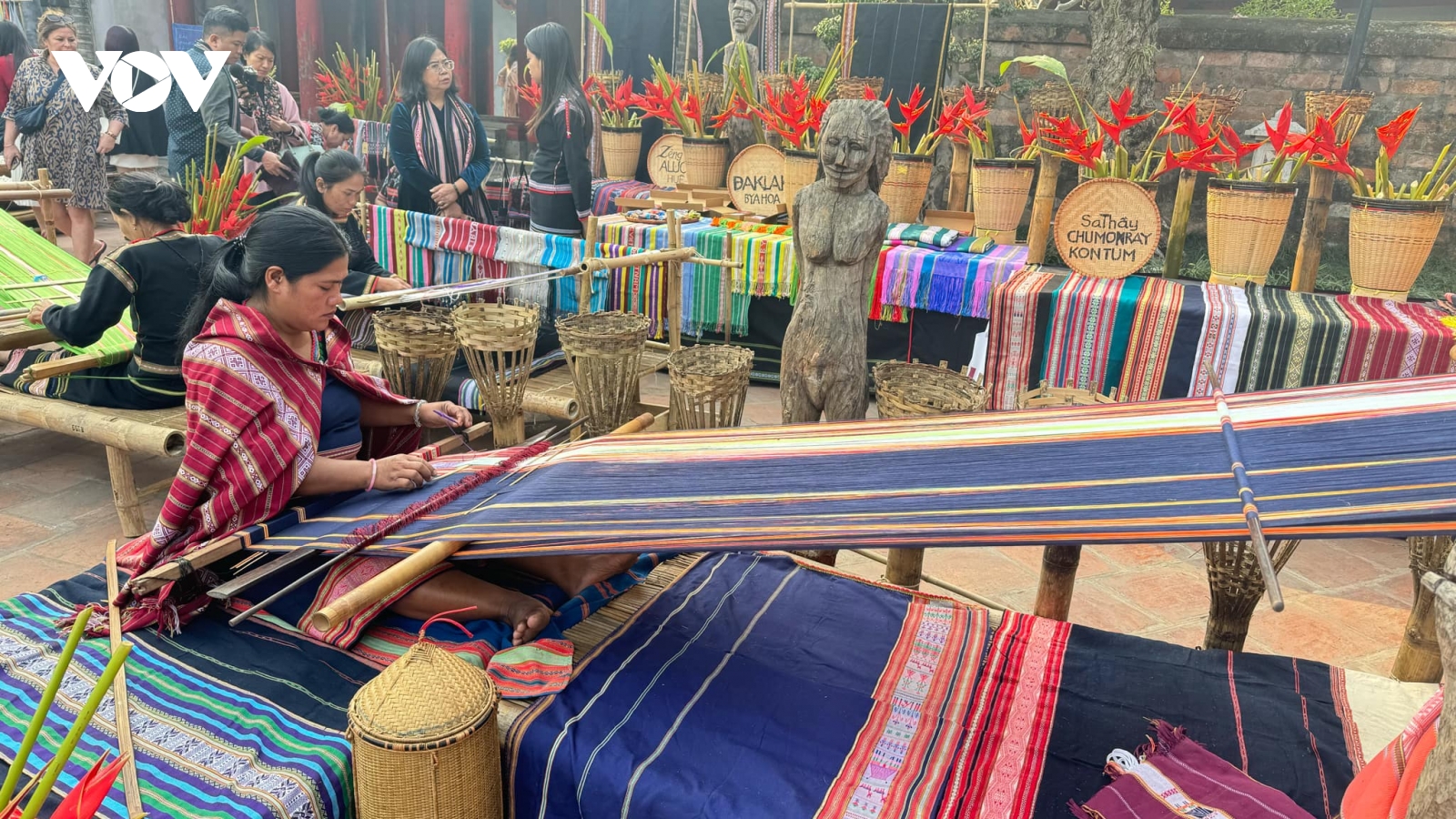 “Quà tặng của nhân gian”: Lan toả nét đẹp thủ công truyền thống