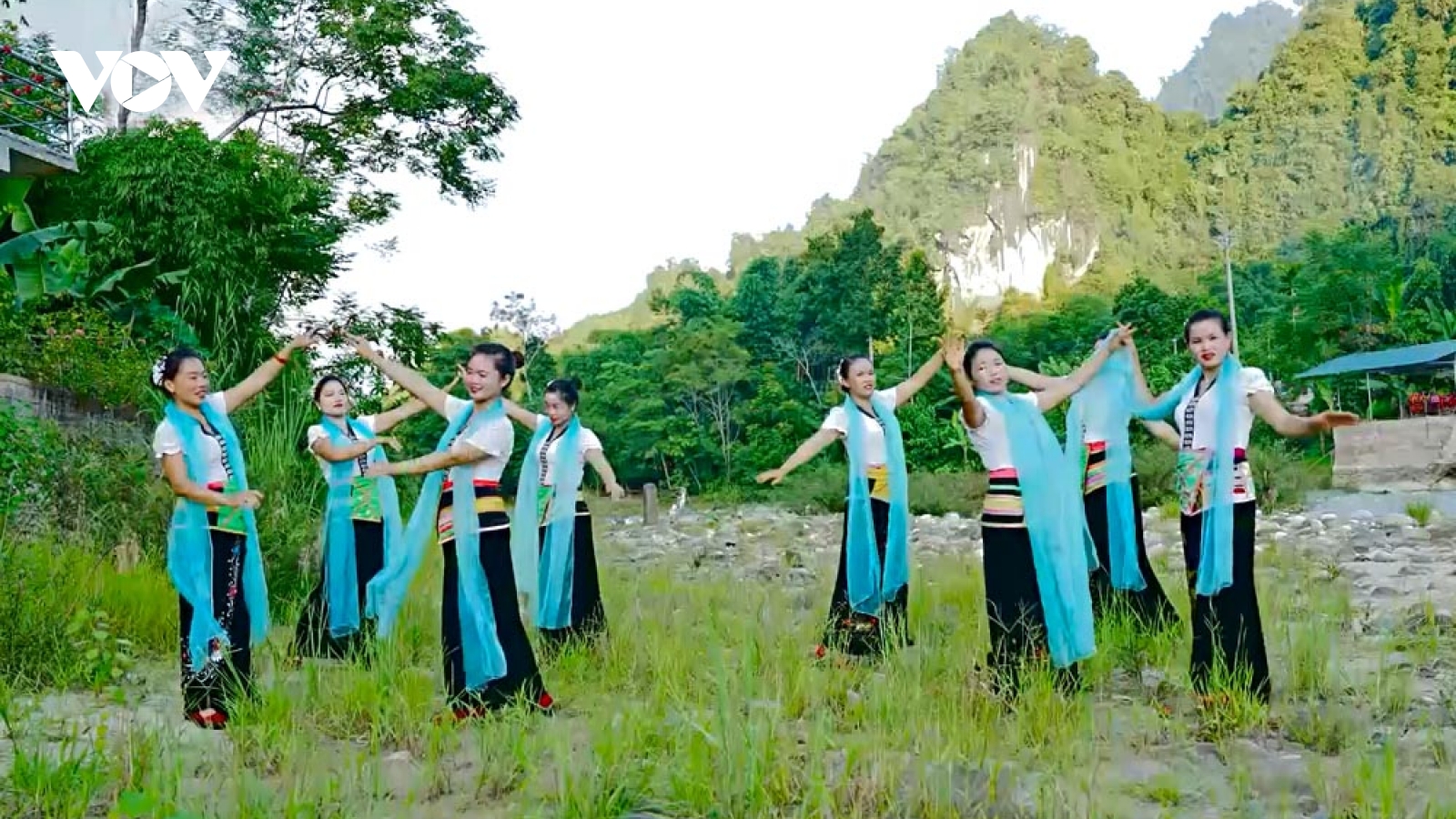 Bản làng Lai Châu rộn rã tiếng xòe Xuân