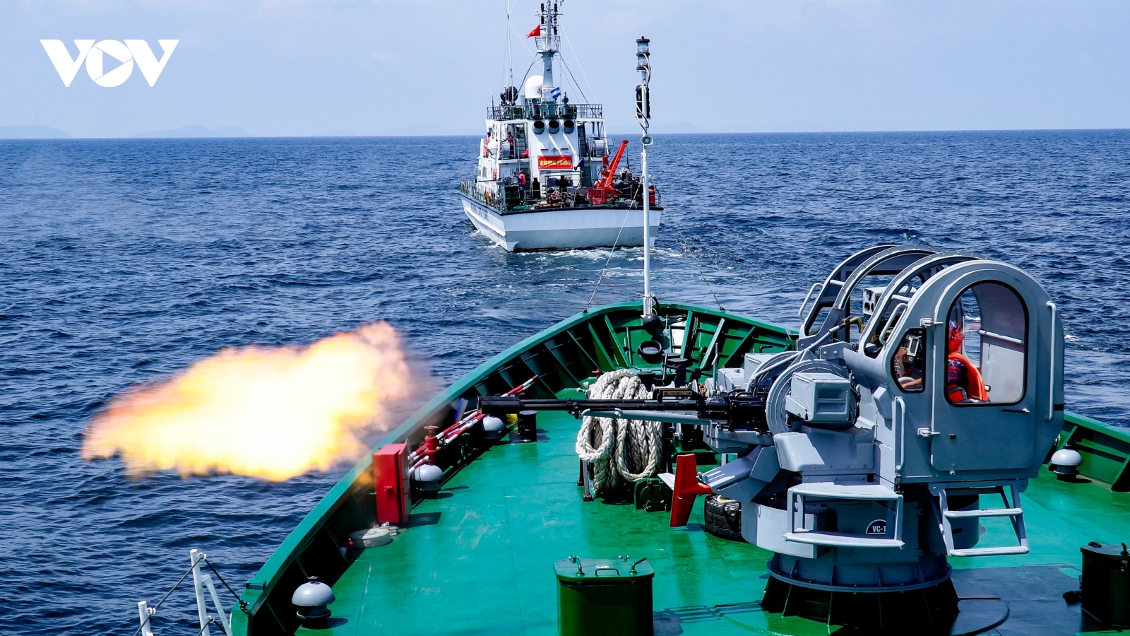 Những chiến sĩ áo trắng nơi đầu sóng