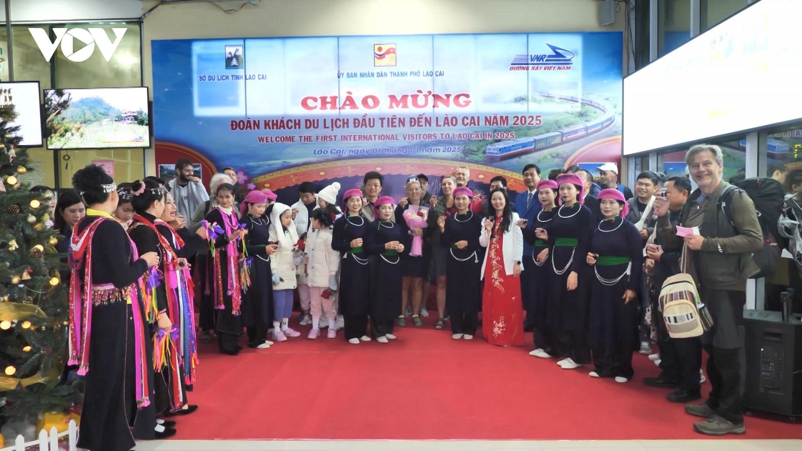 Đoàn du khách đầu tiên tới Lào Cai ngày đầu năm mới