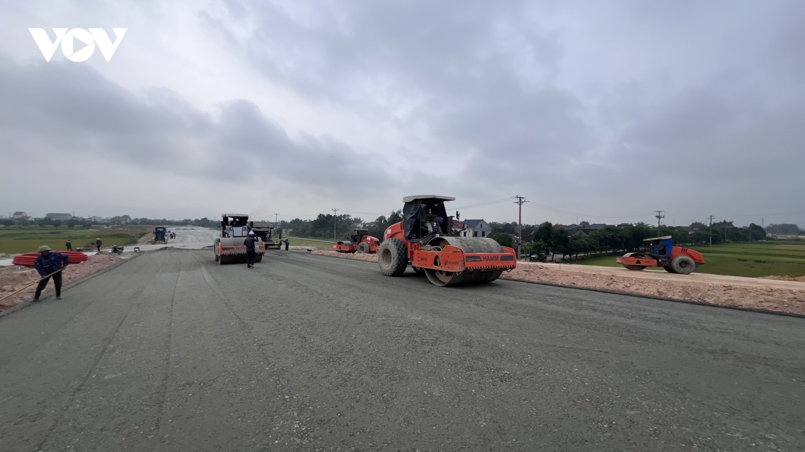 Tết không nghỉ trên công trường cao tốc Bắc Nam