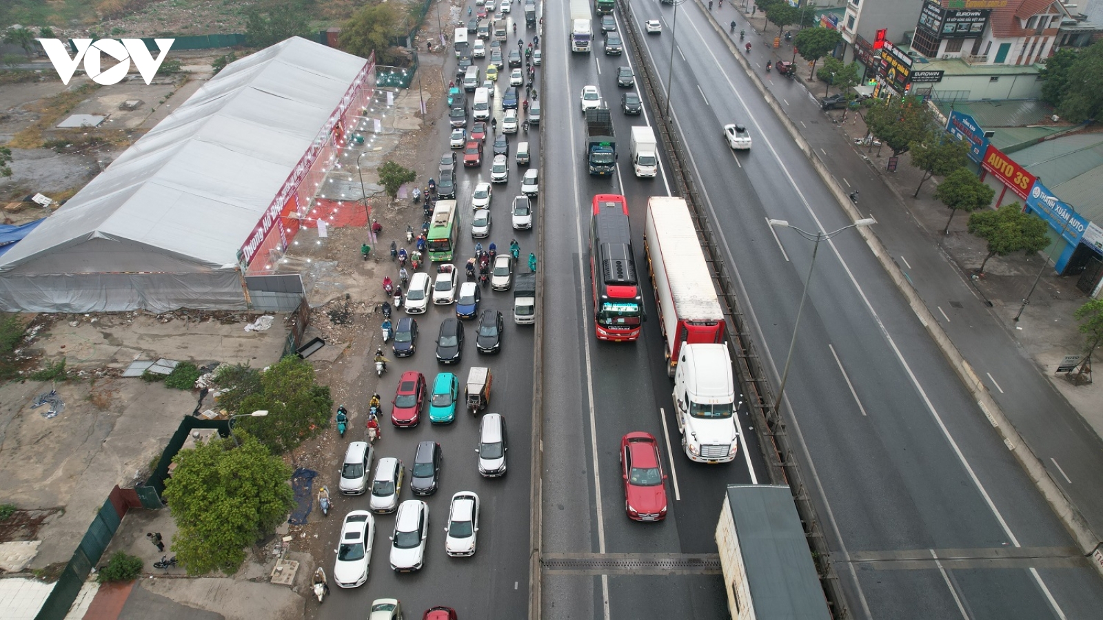 Dòng người nườm nượp về quê, cửa ngõ Hà Nội ùn tắc trong ngày đầu nghỉ Tết
