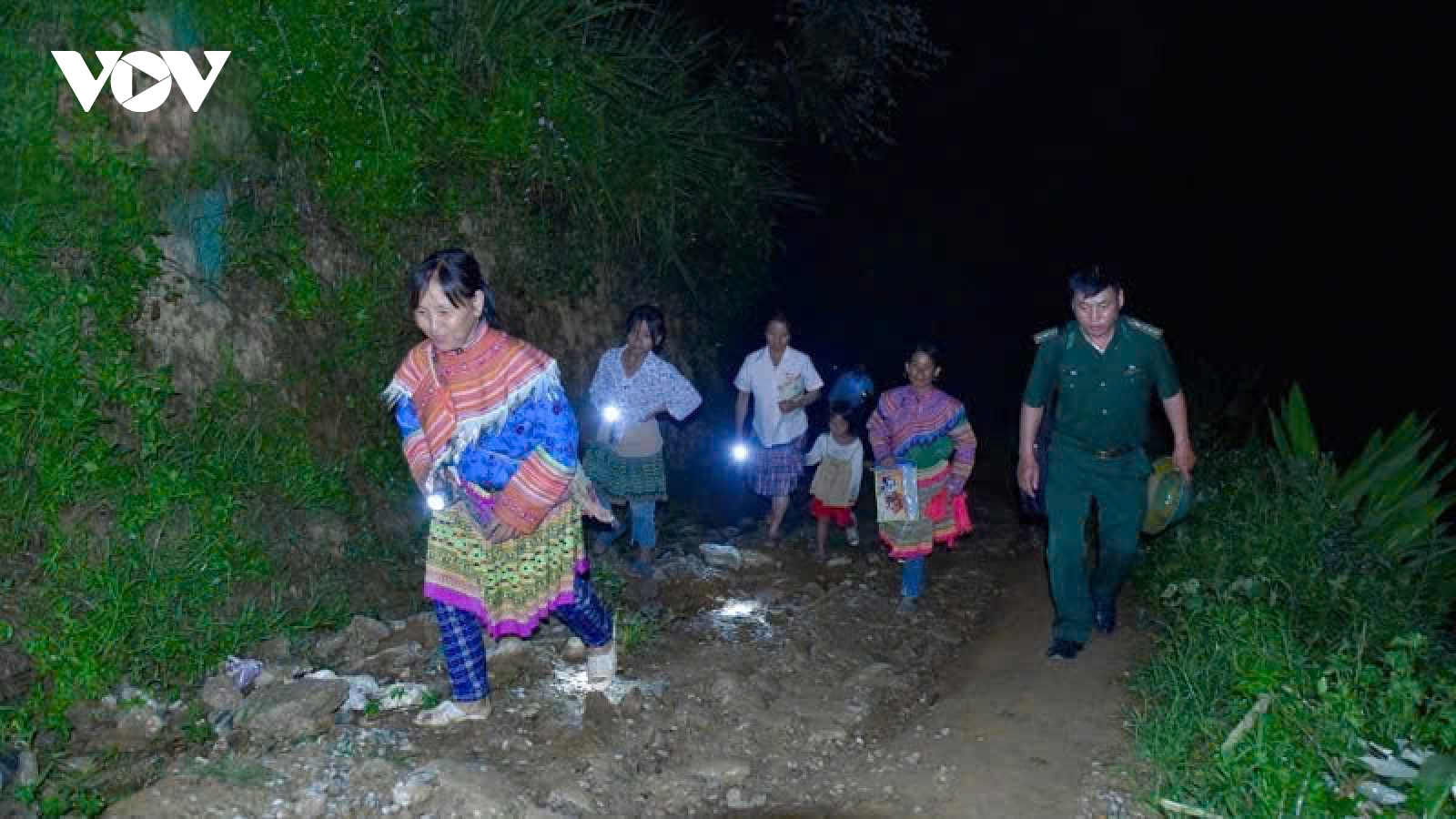 Lớp học đặc biệt vùng biên cương: Mẹ địu con, bà địu cháu đi tìm con chữ