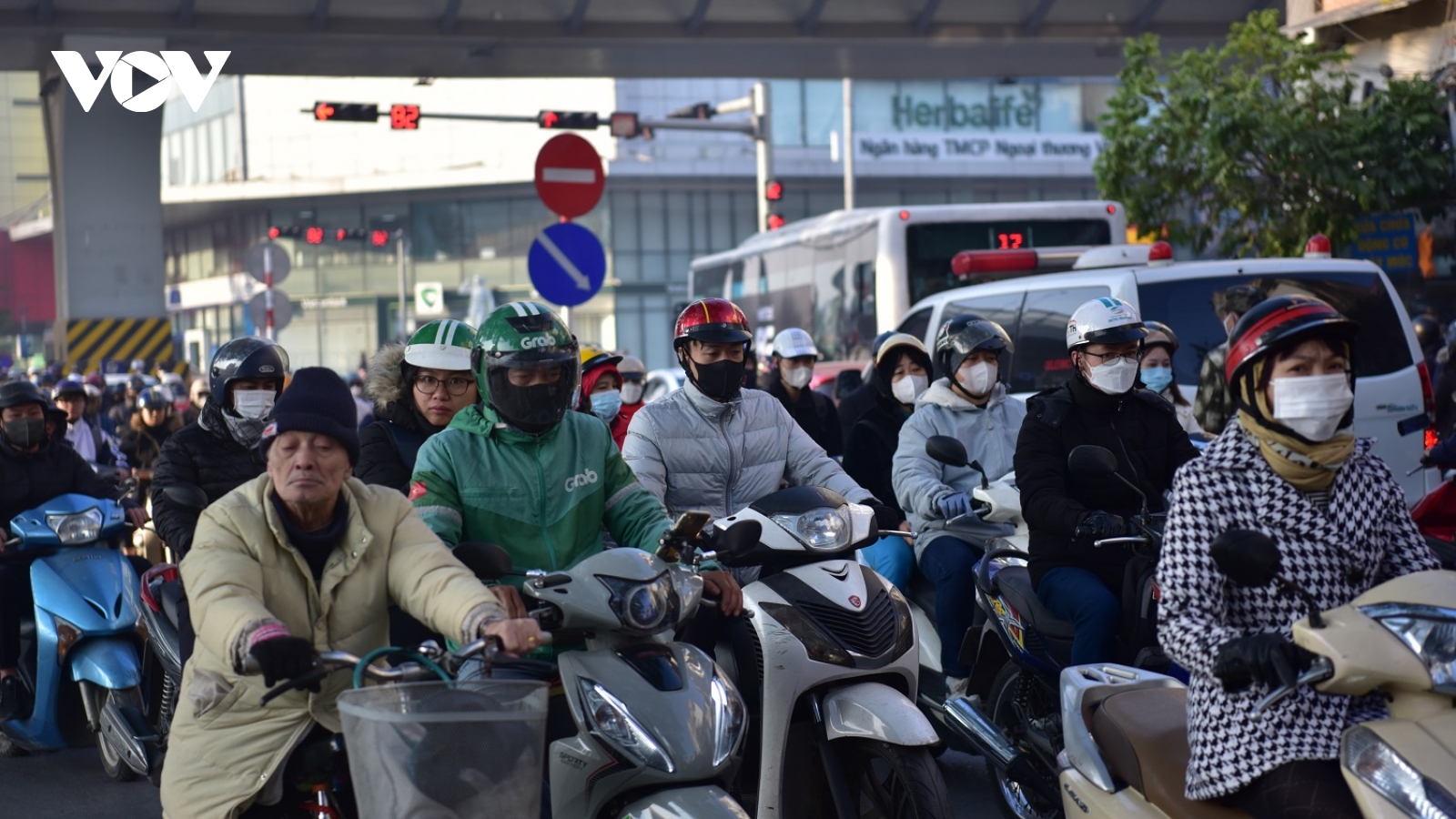 Người Hà Nội chật vật di chuyển trên đường trong những ngày giáp Tết
