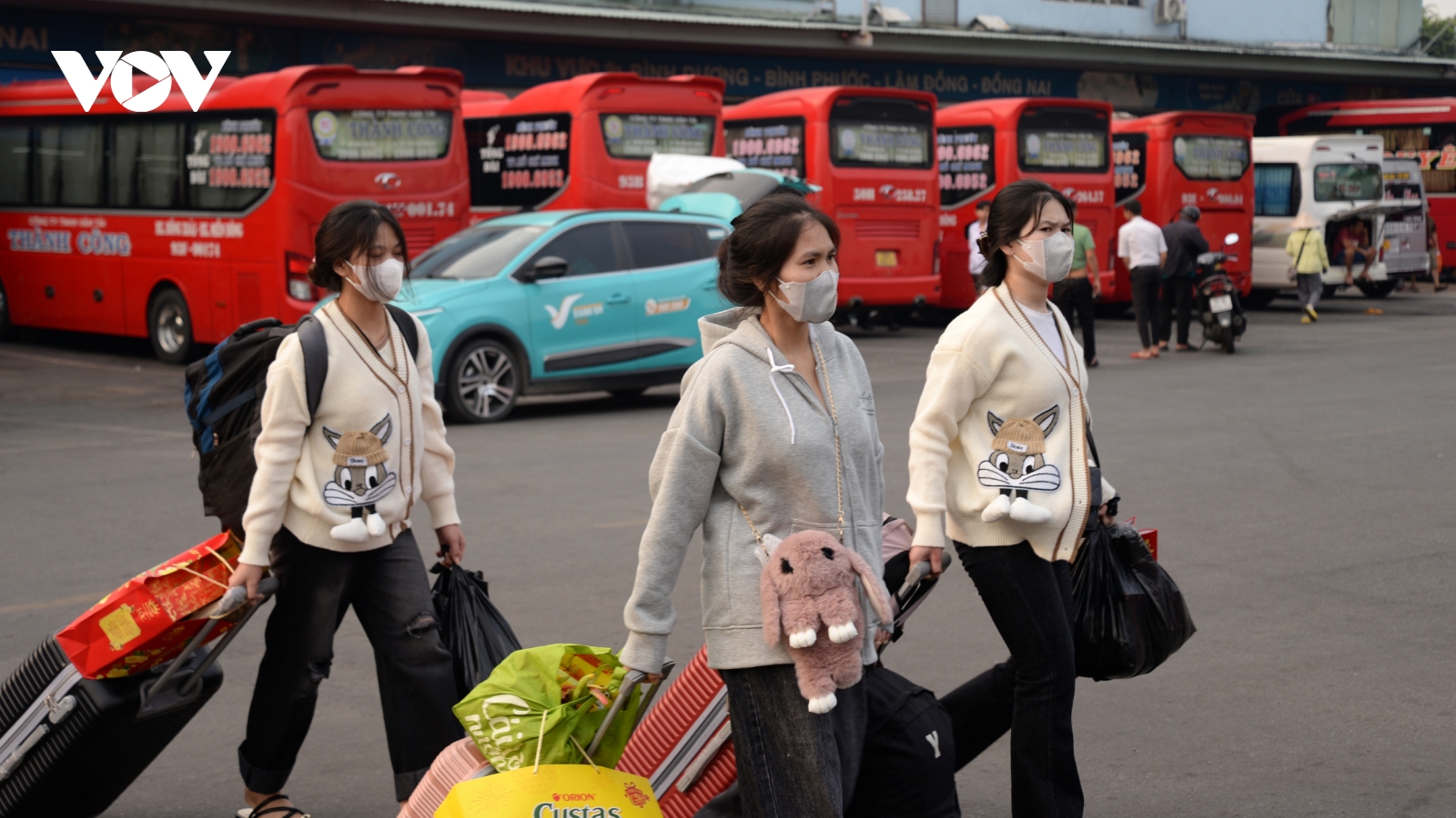 Bến xe sân bay tại TPHCM bắt đầu đông đúc, người dân đến sớm tránh kẹt xe