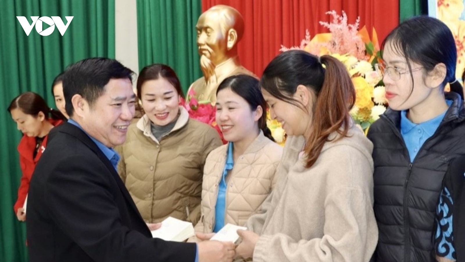 Sơn La trao hàng nghìn suất quà Tết tới các hộ nghèo và những người yếu thế