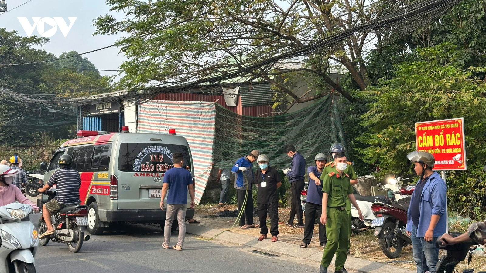 Người đàn ông tử vong trong tư thế treo cổ ở TP.HCM