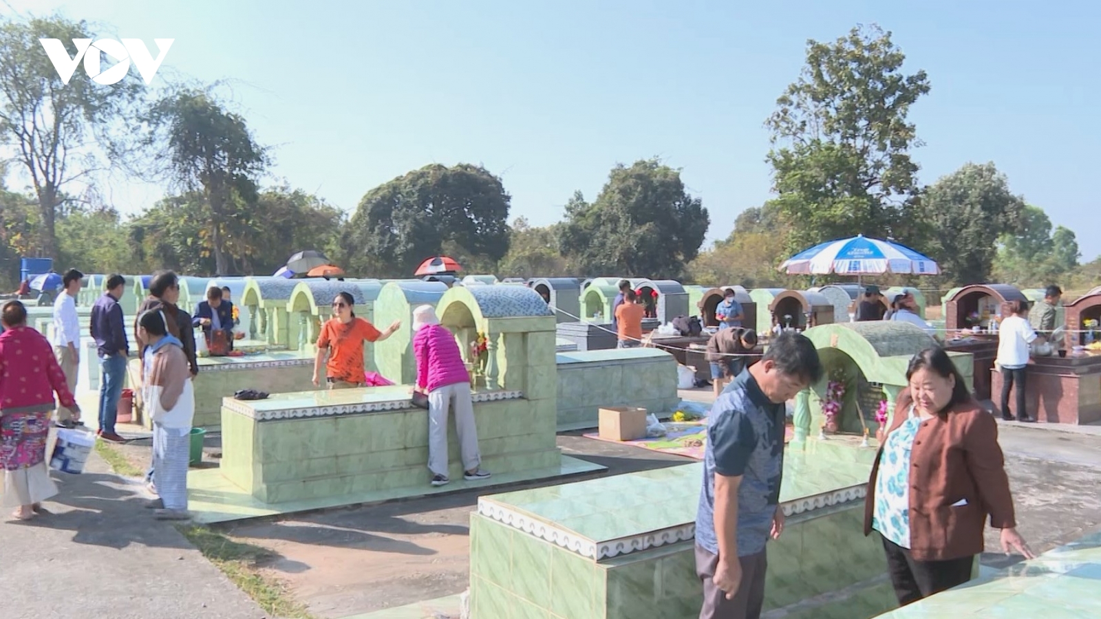 Phong tục tảo mộ dịp Tết đến xuân về - Gìn giữ nét văn hoá Việt tại Thái Lan