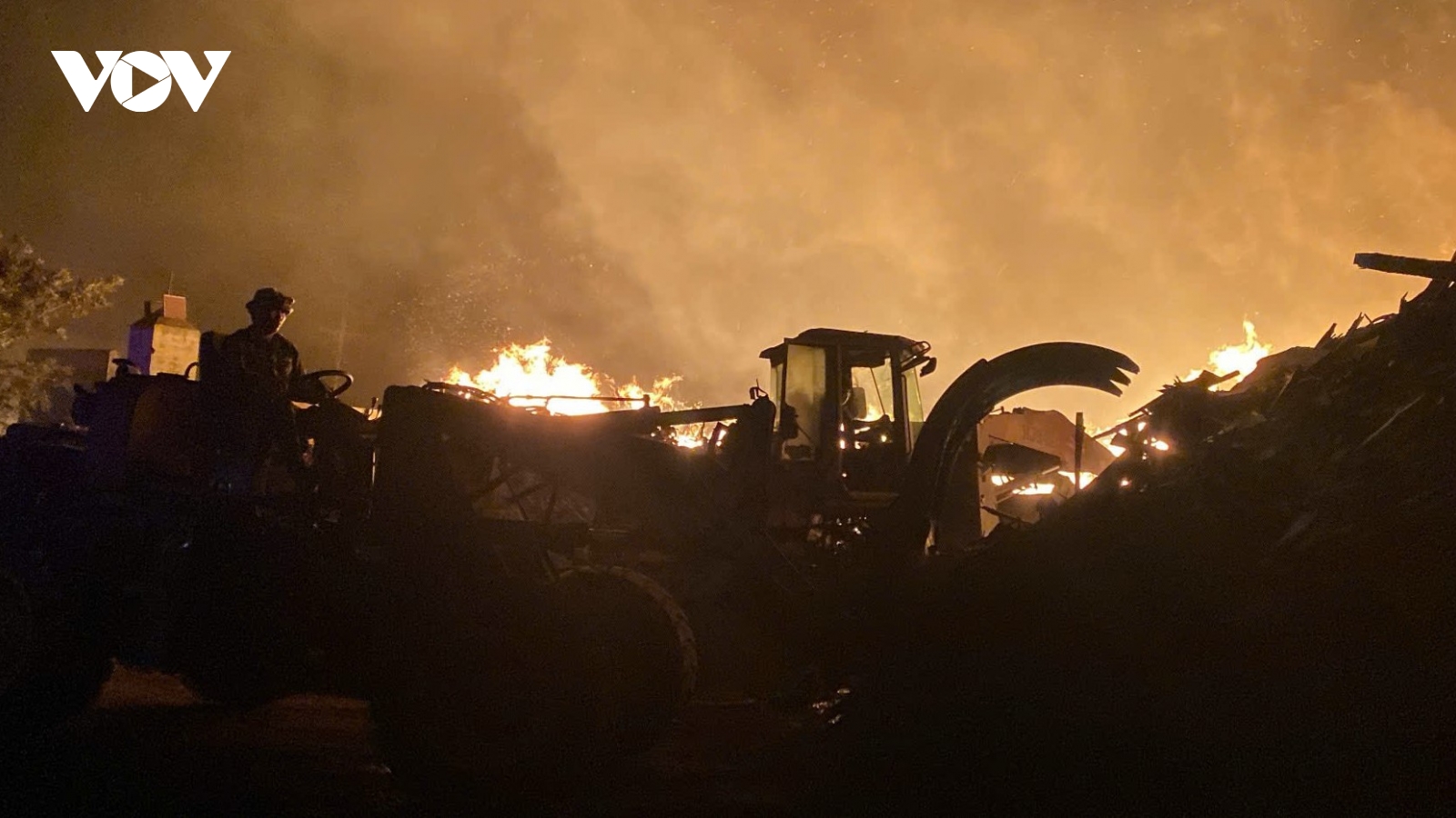 Kịp thời dập tắt đám cháy tại công ty kinh doanh phân bón ở Đắk Lắk