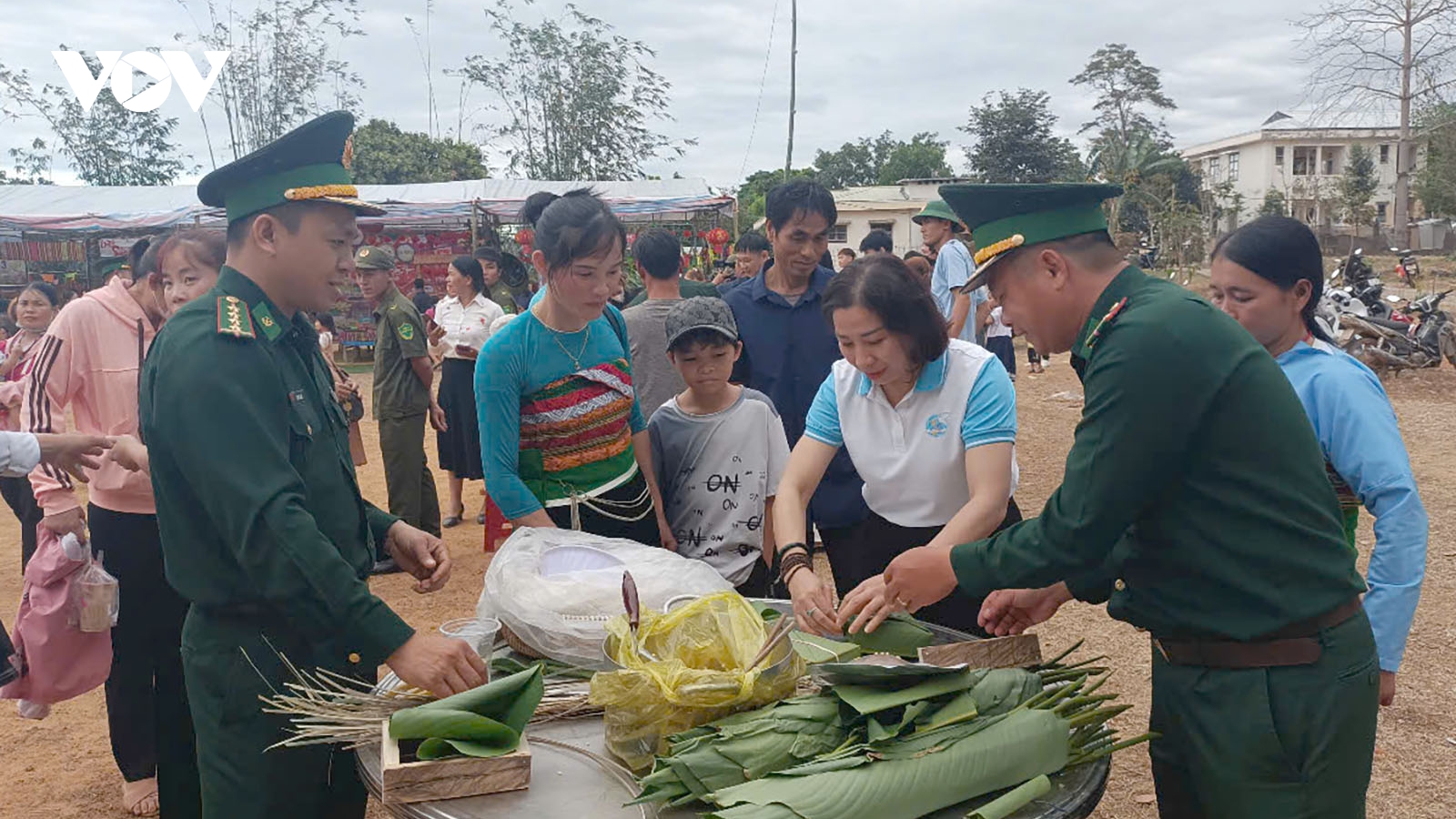 Rộn ràng niềm vui Tết trên biên giới Kon Tum