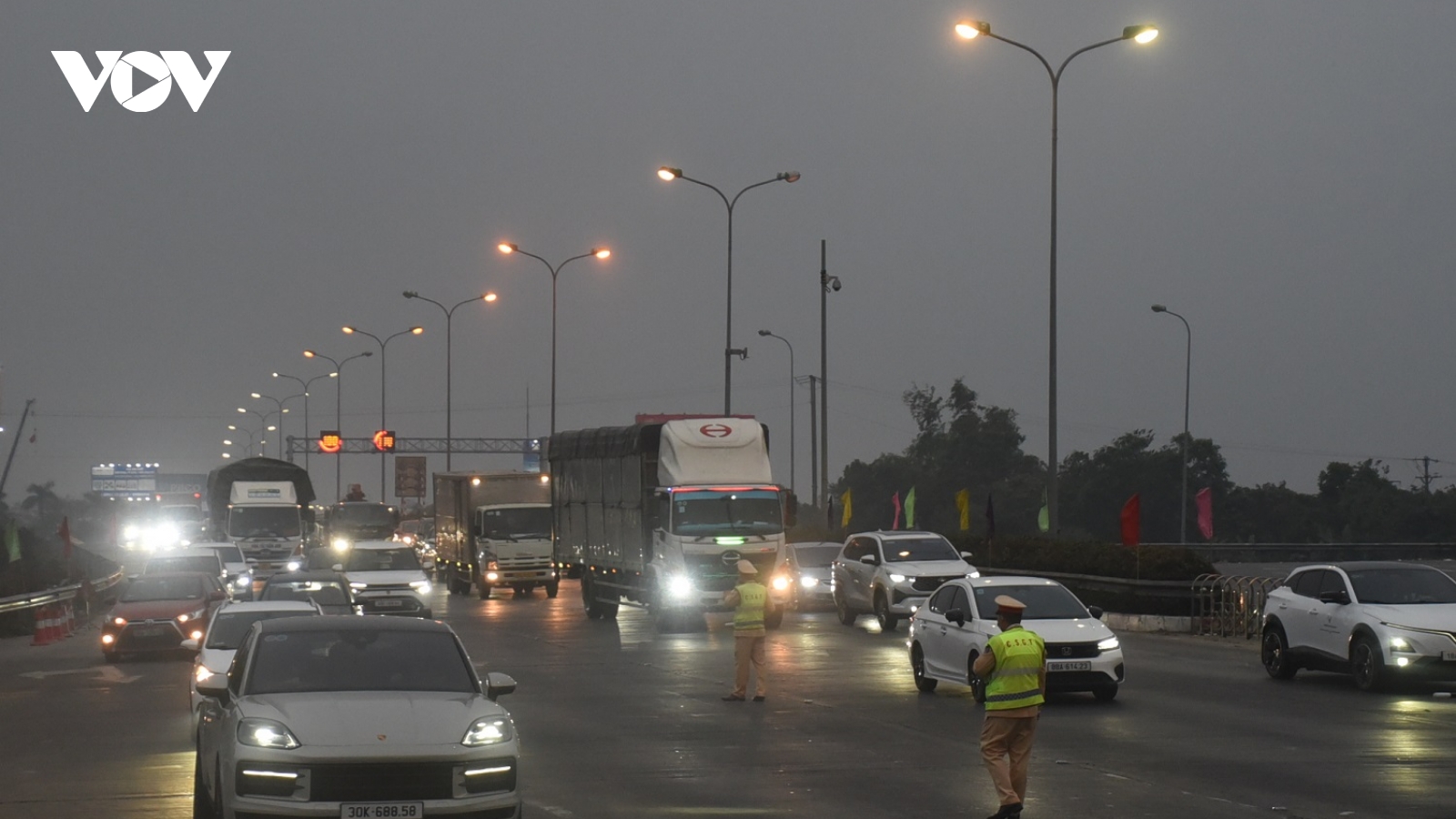 Xe con, xe khách ùn ùn đổ về cao tốc Pháp Vân - Cầu Giẽ tối 25 Tết