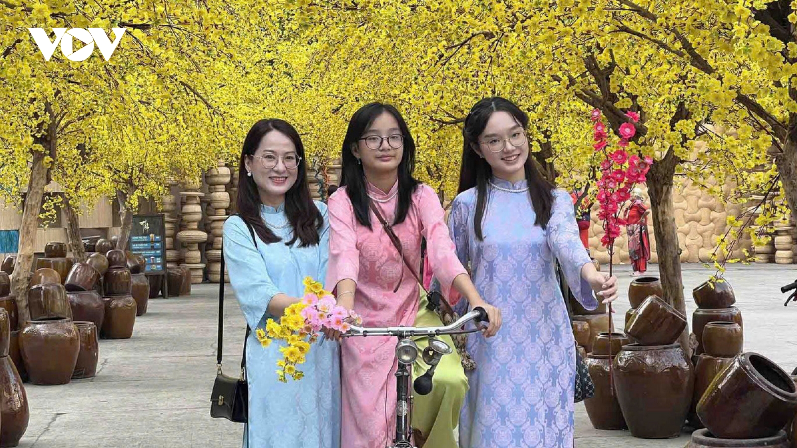 Người dân TP.HCM xúng xính áo dài du xuân trong tiết trời mát mẻ