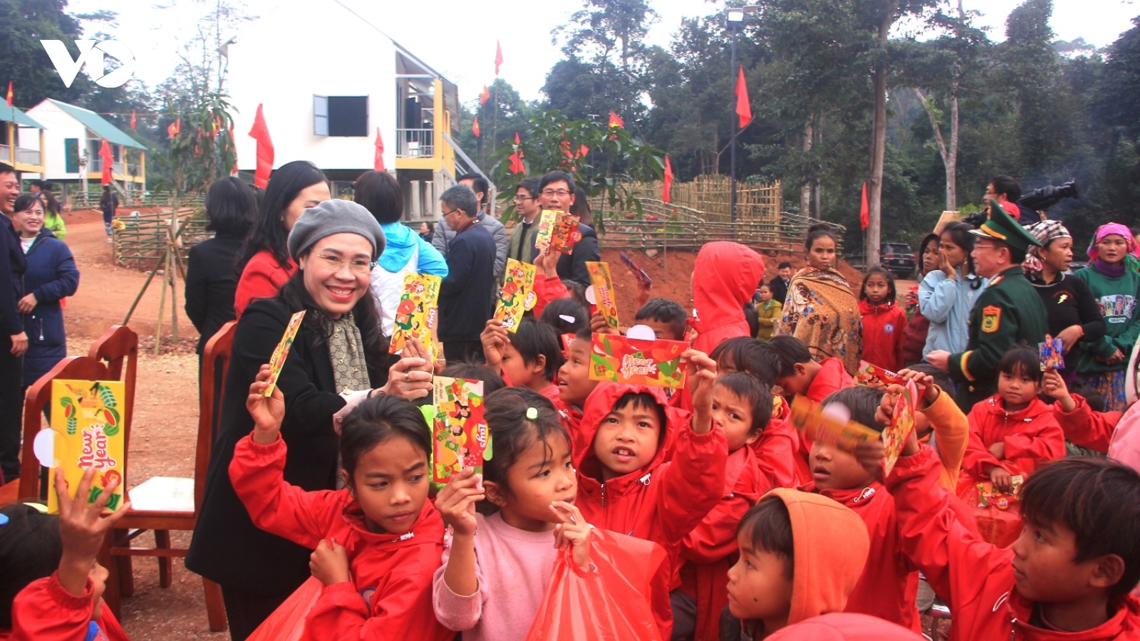 Mang Tết ấm đến bản làng biên giới