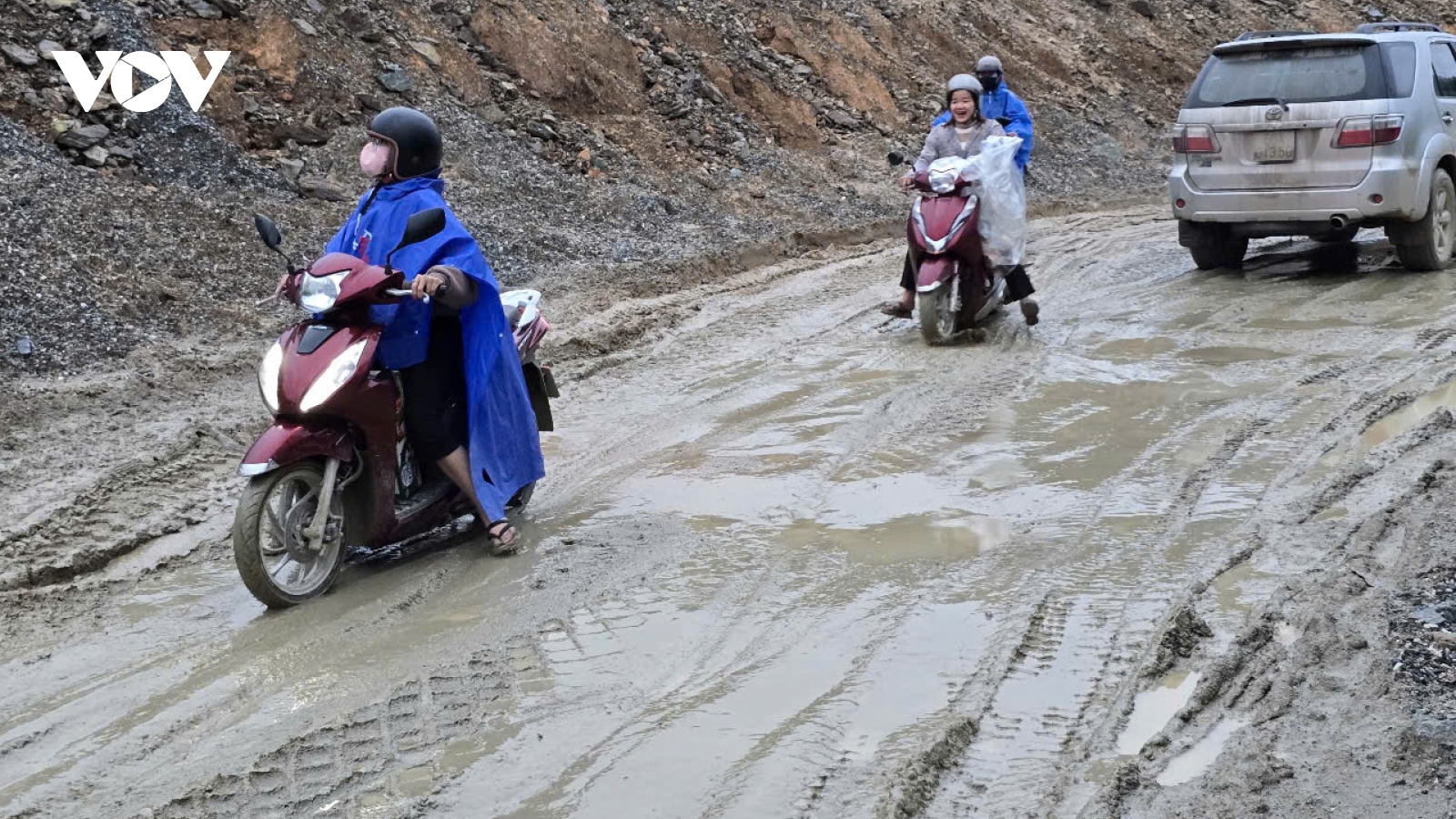 Dân kêu vì Quốc lộ 14E “nát như tương”