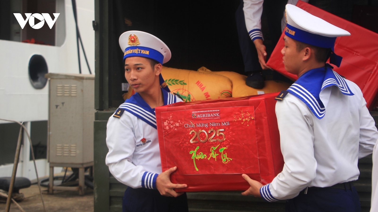 Quà Tết vượt sóng đến đảo tiền tiêu