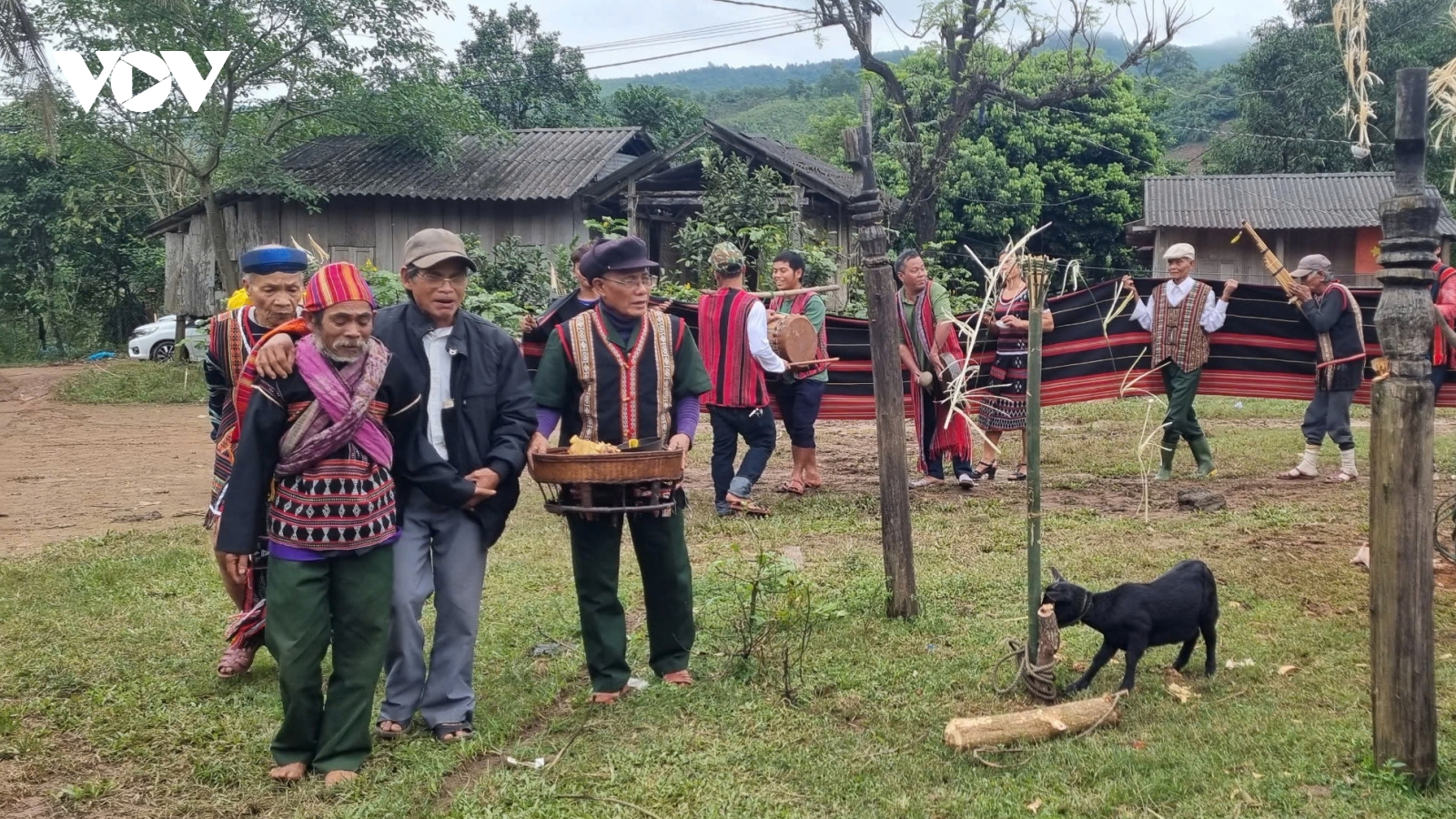 “Nối dây ân linh thần núi”- Lễ tục độc đáo của người Pa Kô
