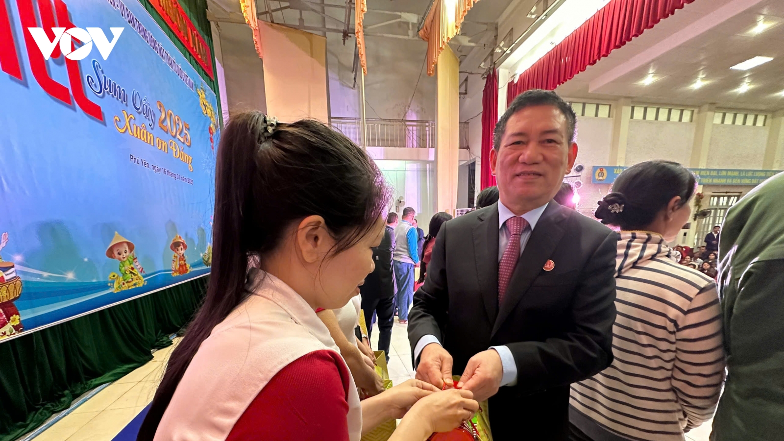 Lãnh đạo đảng, nhà nước và tỉnh thành tặng quà nhân dịp Tết Nguyên đán