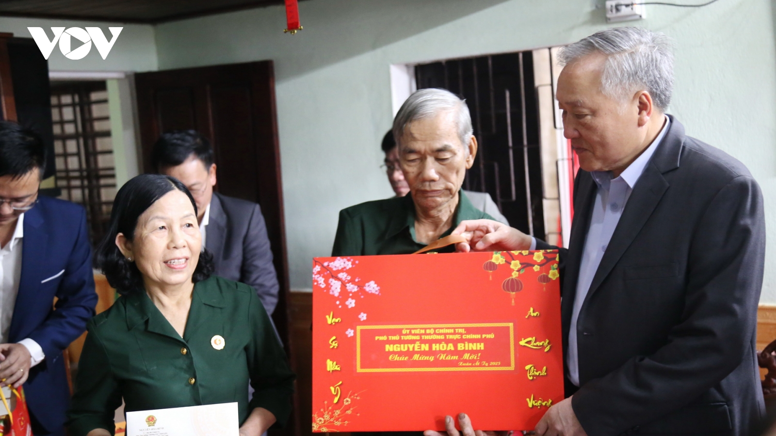 Phó Thủ tướng Nguyễn Hoà Bình thăm, tặng quà Tết tại Quảng Nam