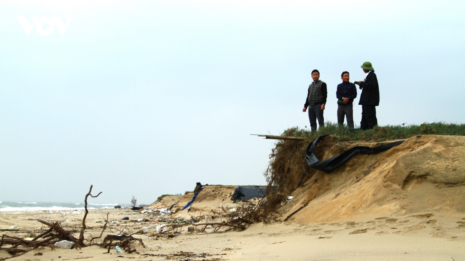Bờ biển sạt lở nghiêm trọng, người dân đứng ngồi không yên