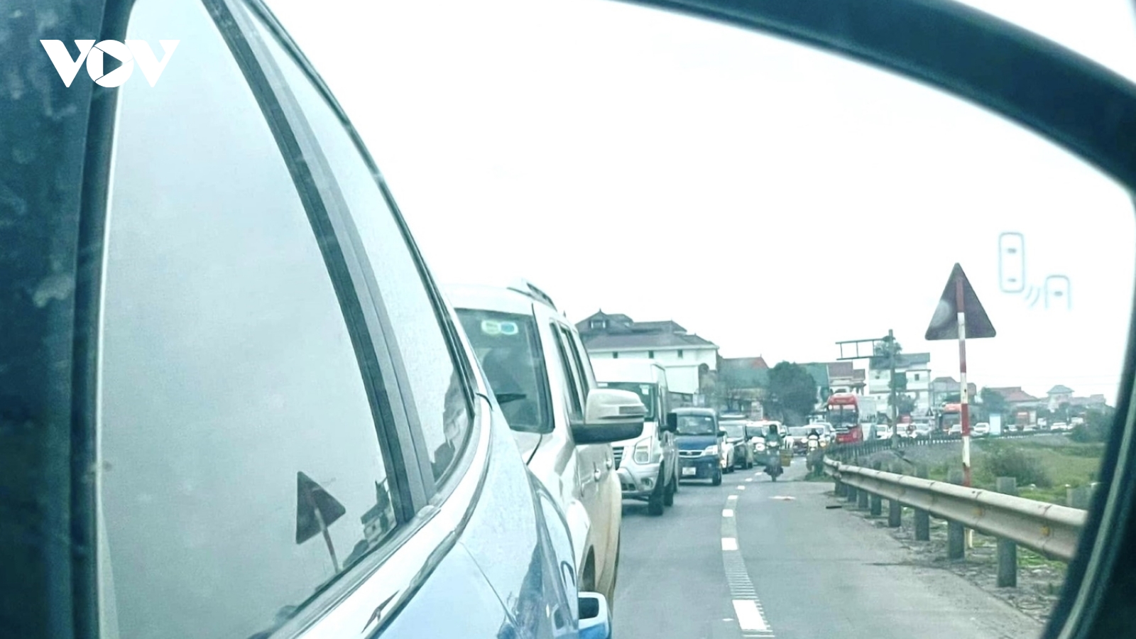 Người về quê ăn Tết đông, Quốc lộ 1A qua cầu Gianh, Quảng Bình ùn tắc hơn 2km