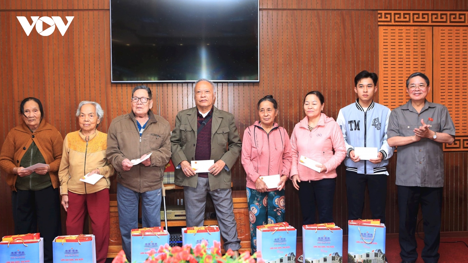 Phó Chủ tịch Quốc hội Nguyễn Đức Hải thăm, tặng quà Tết tại Quảng Nam