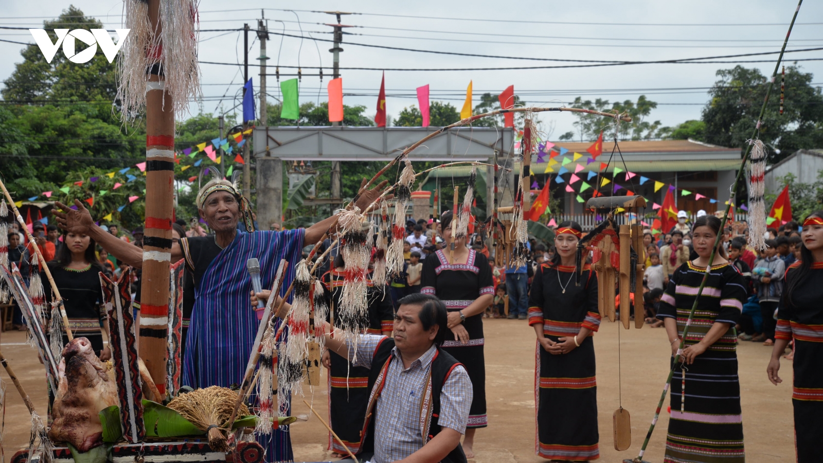 Mâm cúng và bữa cơm cộng đồng trong ngày đầu năm mới của người Xê Đăng tại Đắk Lắk