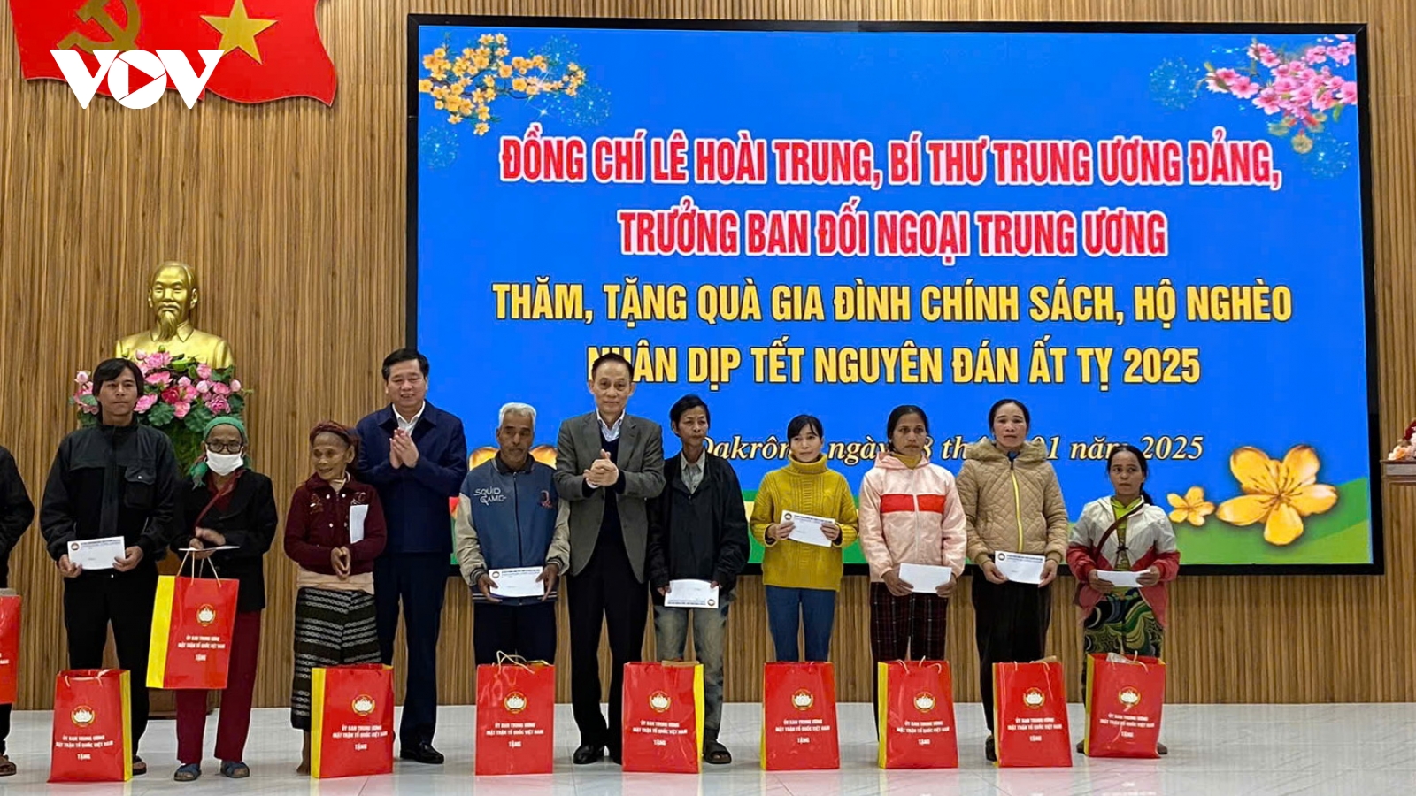Trưởng Ban Đối ngoại Trung ương Lê Hoài Trung tặng quà Tết tại Quảng Trị