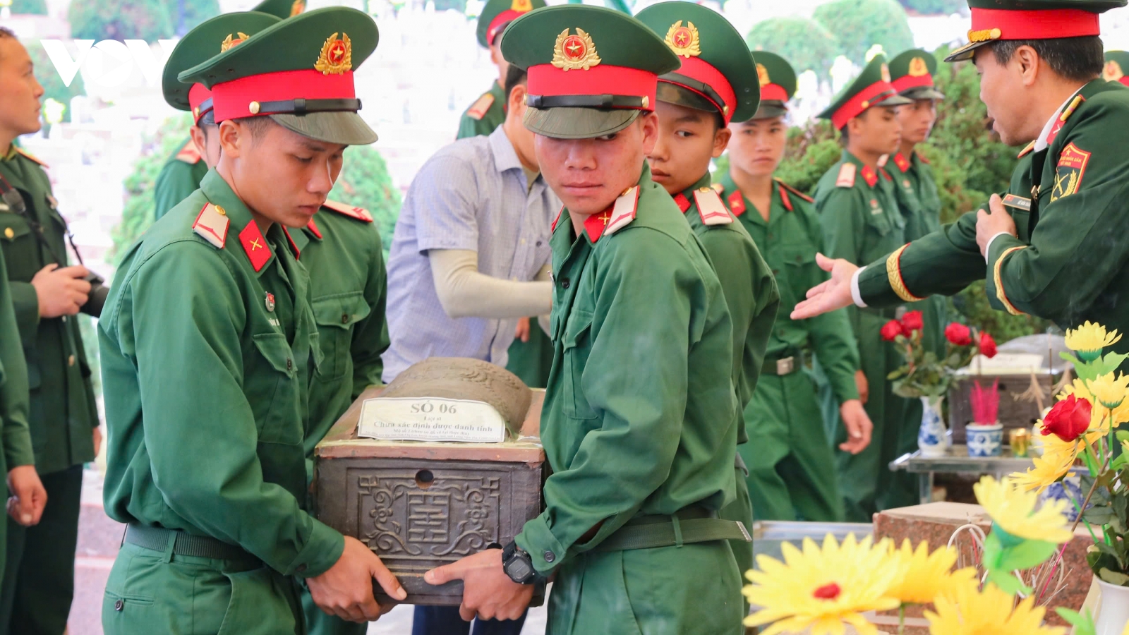 Truy điệu, an táng 8 hài cốt liệt sĩ quân tình nguyện Việt Nam hy sinh tại Lào