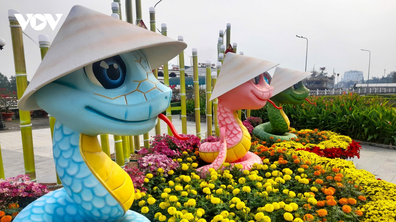 “Bé Na” đáng yêu tại Cần Thơ hát mừng Xuân cùng khách tham quan