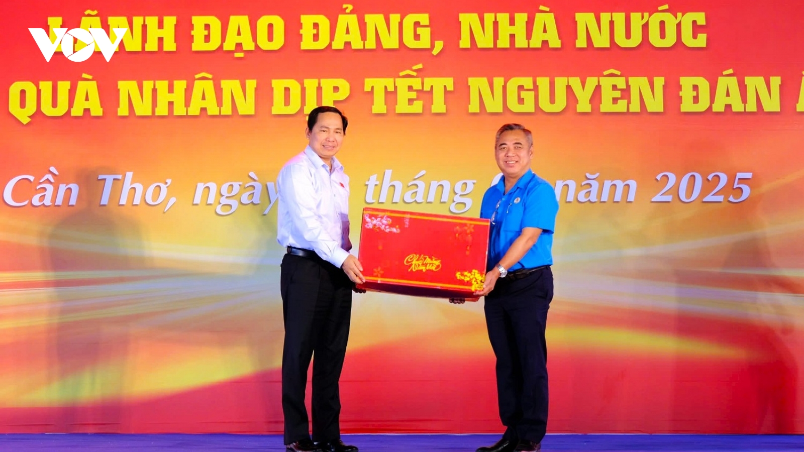 400 phần quà được trao tặng cho người lao động ở Cần Thơ