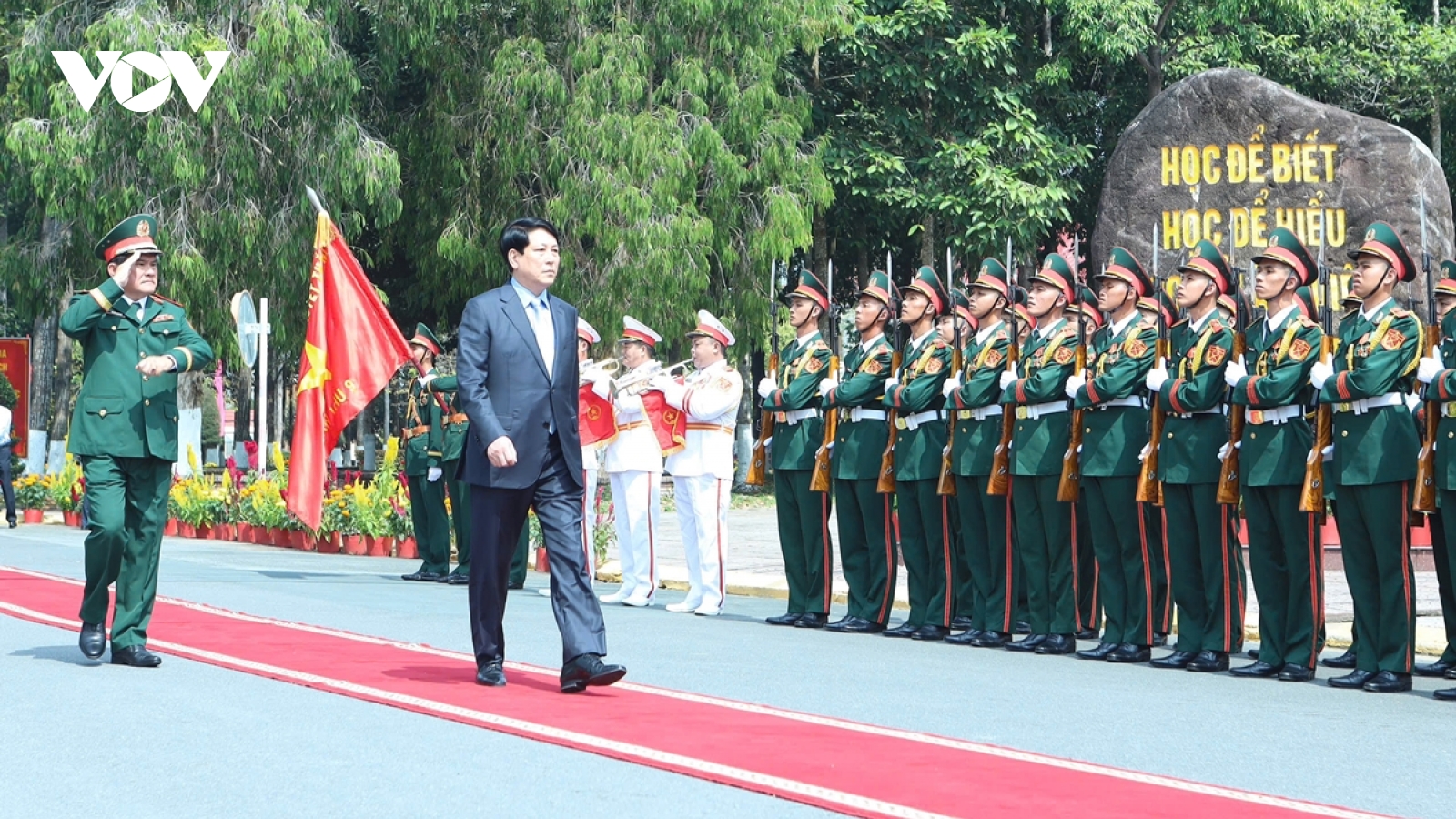 Chủ tịch nước Lương Cường thăm, chúc Tết lực lượng vũ trang Quân khu 9