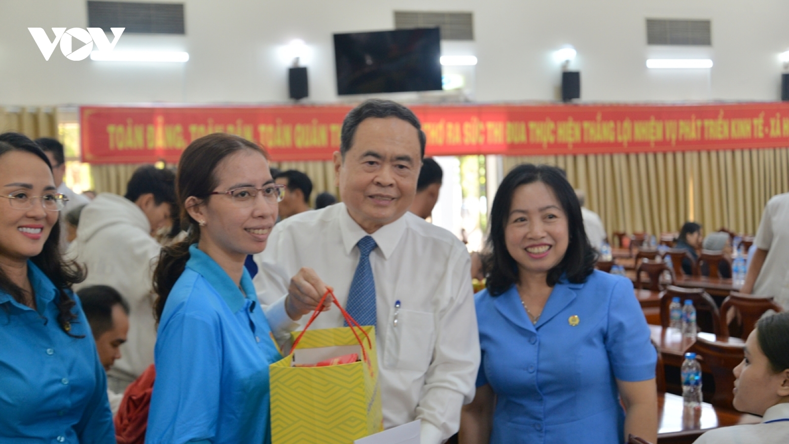 Chủ tịch Quốc hội Trần Thanh Mẫn thăm, tặng quà tại Cần Thơ