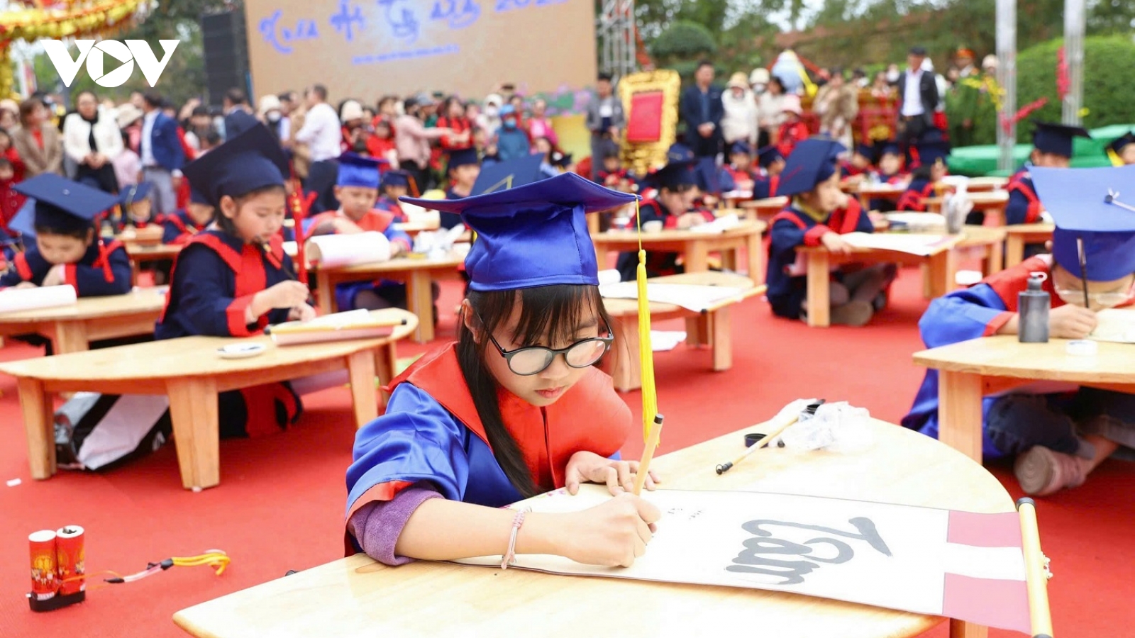 Học sinh Hải Phòng khai bút đầu Xuân tại đền Trạng Trình Nguyễn Bỉnh Khiêm