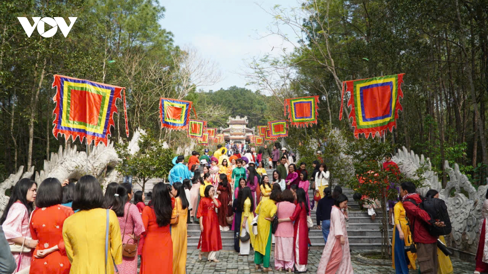 Đông đảo người dân và du khách dự lễ hội đền Huyền Trân