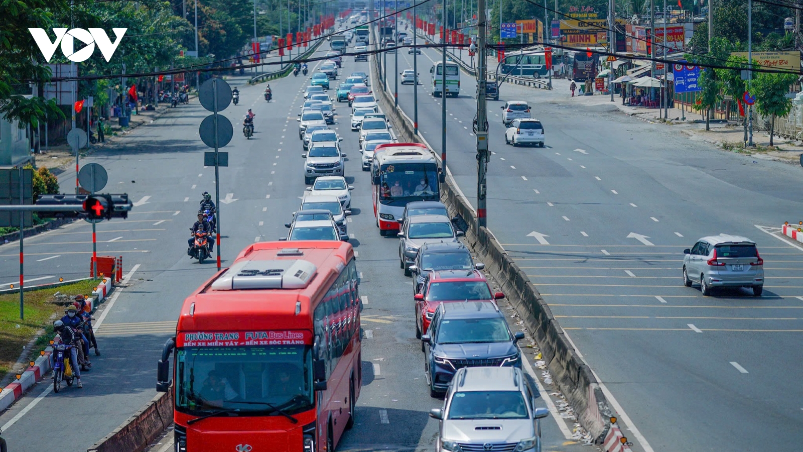 Cửa ngõ phía Tây TP.HCM đông đúc chiều mùng 5 Tết