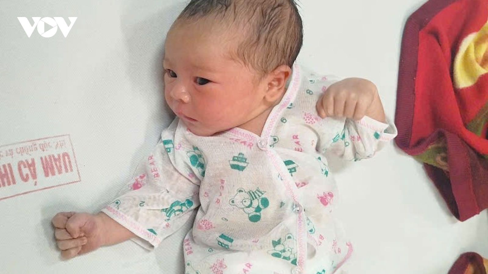 Tìm người thân cho bé sơ sinh còn nguyên dây rốn