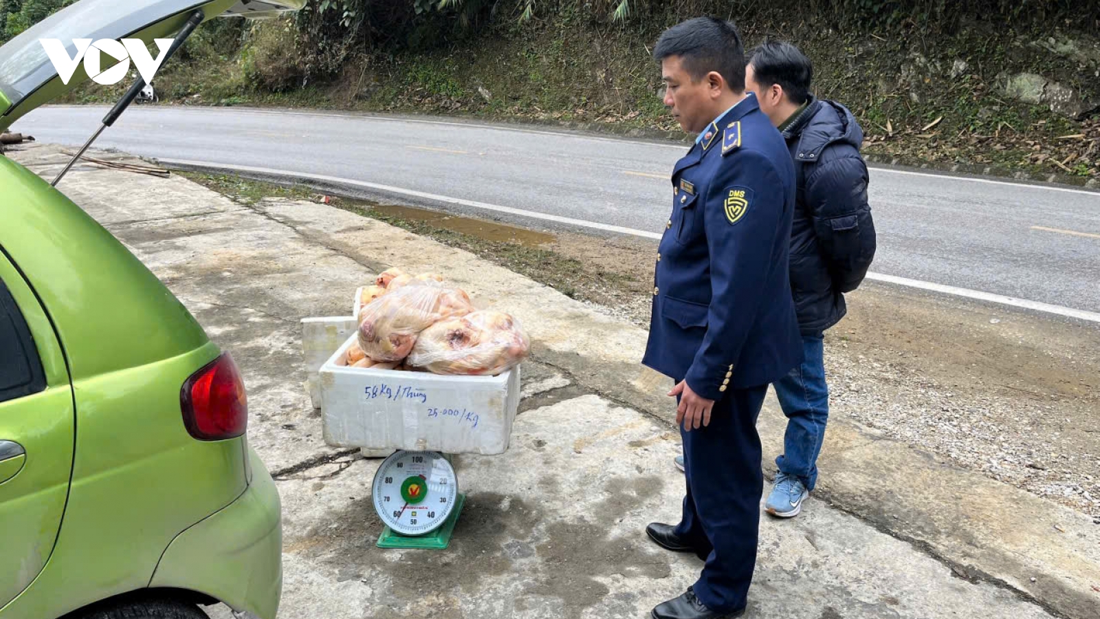 Phát hiện gần 2 tạ thịt gà đã bốc mùi hôi thối trên đường đi tiêu thụ