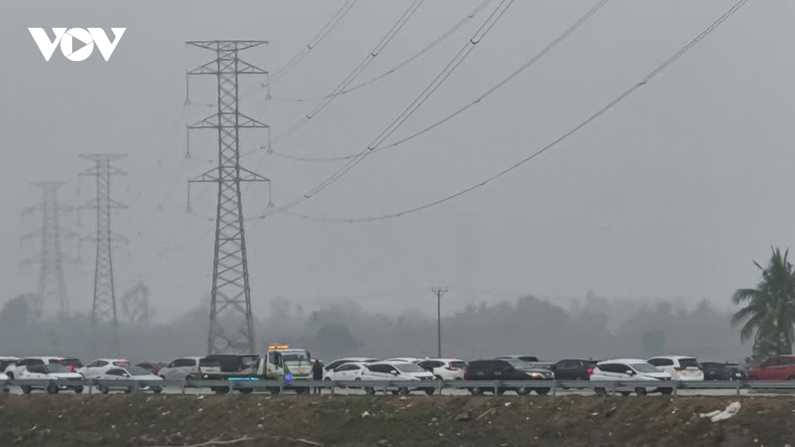 Va chạm trên cao tốc Bắc - Nam đoạn qua Nghi Sơn (Thanh Hóa) gây ùn ứ kéo dài