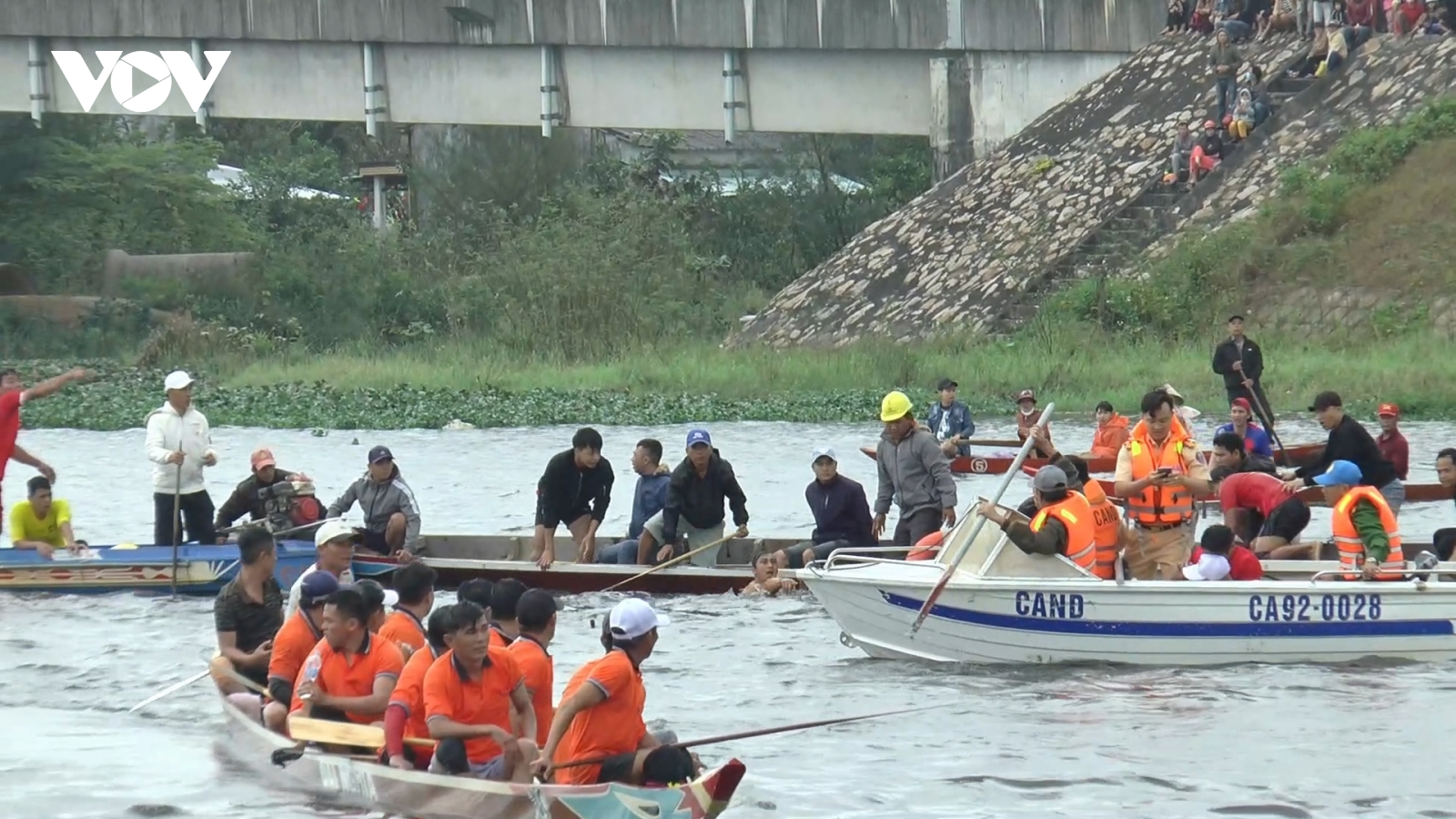 Một người chết và hai người bị thương vì lật thuyền đua ở Quảng Nam