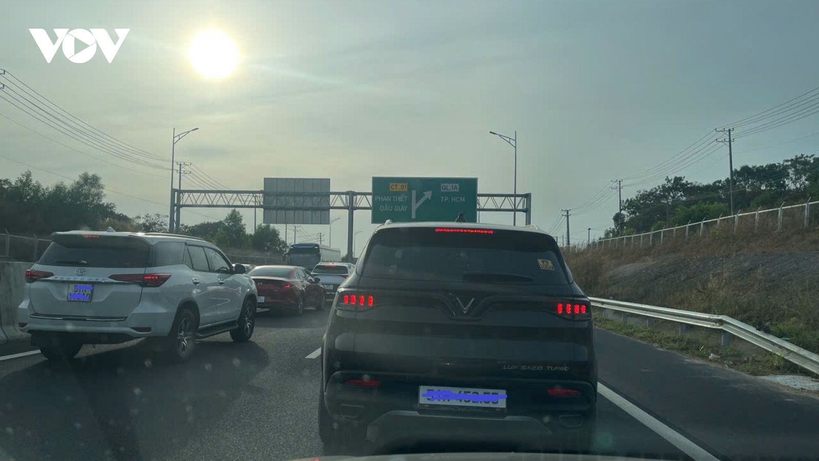 Có người ngủ lại tỉnh để tránh kẹt xe cao tốc khi đổ về TP.HCM mà vẫn kẹt