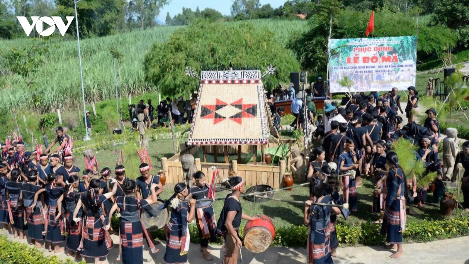 Bảo tồn văn hóa Ba Na qua mô hình du lịch cộng đồng Mơhra-Đáp ở Gia Lai