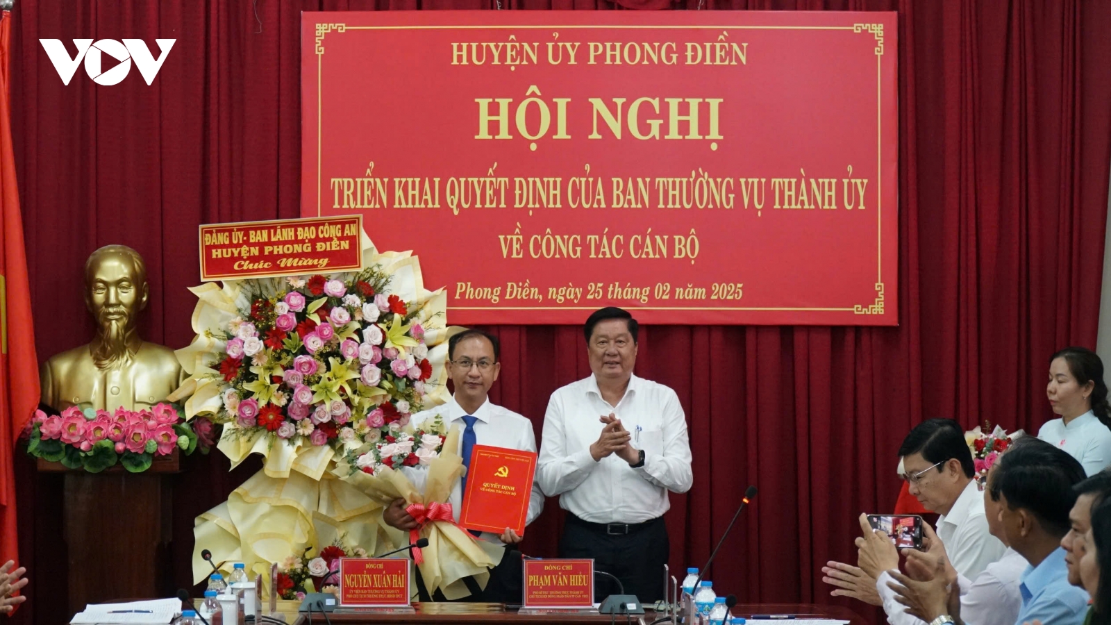 Cần Thơ trao quyết định về công tác cán bộ